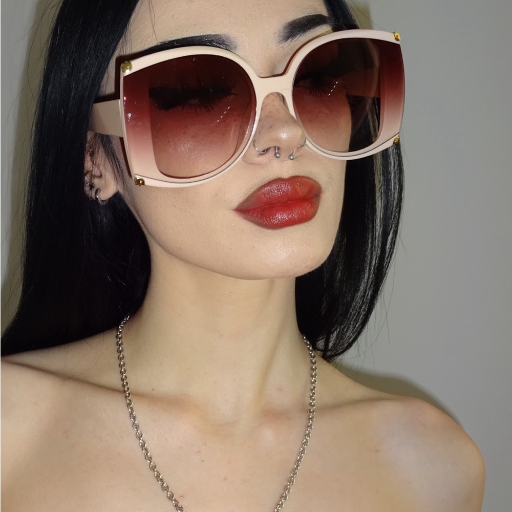 Elegant Pale Pink Oversized Sunglasses with Gradient Brown Lenses